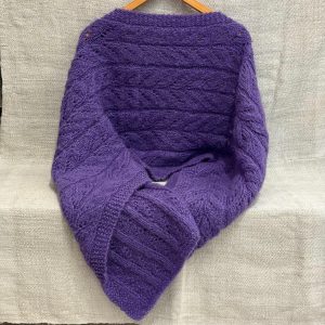 käsinneulottu violetti huivi